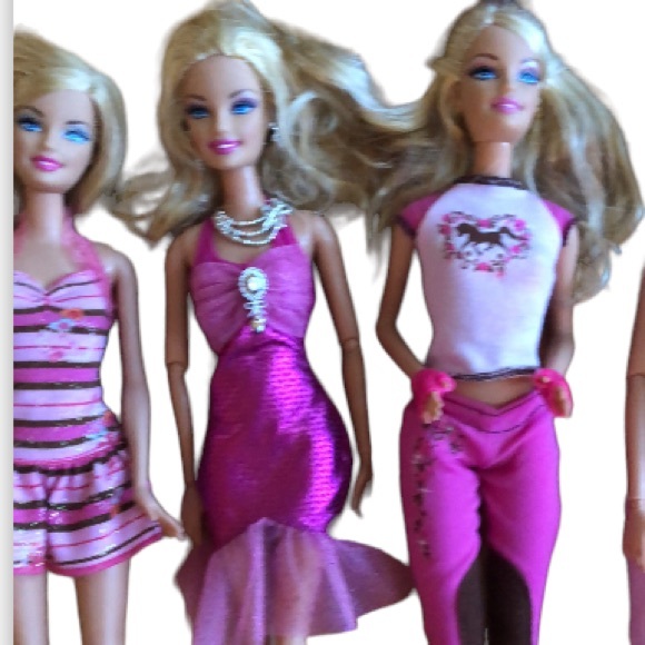 Set of 16 Barbies plus Wardrobe & Accessories - Picture 10 of 15